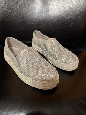 Sketchers Street Memory Foam Silver rhinestone Pearl Slip-On Sneakers size 9